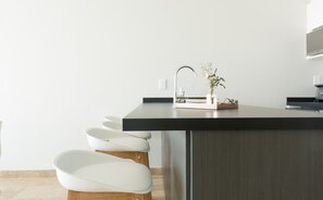 Apartamento Business | Cocina privada | Frigorífico grande, microondas, placa de cocina y cafetera o tetera