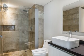 Comfort-Apartment | Badezimmer | Dusche, Regendusche, Haartrockner, Handtücher