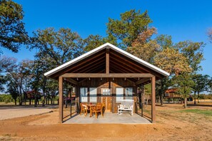 Room - The Cardinal Cabin 15min to Magnolia Baylor (Elm Mott)