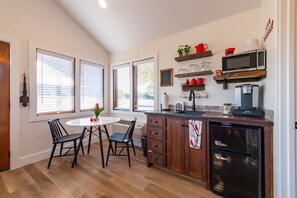 House | 1 bedroom - The Cardinal Cabin 15min to Magnolia Baylor (Elm Mott)