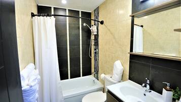 Duschwanne, Haartrockner, Handtücher, Seife