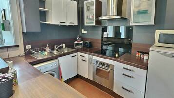 Fridge, microwave, oven, coffee/tea maker