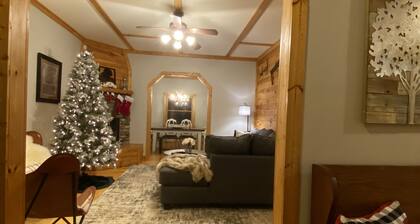 Spacious Farmhouse in Maggie Valley