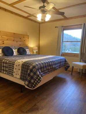 5 habitaciones, escritorio y tabla de planchar con plancha 