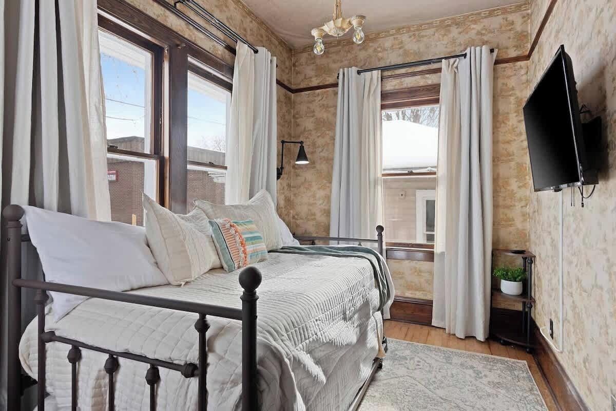 3 makuuhuonetta, työpöytä, silitysrauta/-lauta, vauvan matkasänky