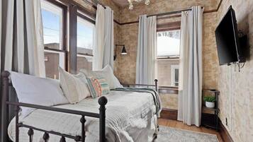 3 多间卧室、办公桌、熨斗/熨衣板、旅行婴儿床