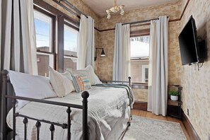 3 bedrooms, desk, iron/ironing board, travel crib