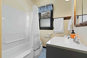 Combined shower/tub, hair dryer, towels
