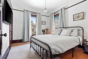 3 chambres, bureau, fer et planche à repasser, lit de bébé portatif