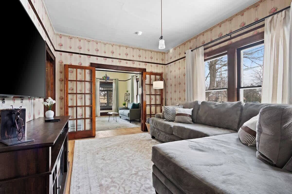 Smart-TV, Kamin, Arbeitsbereiche