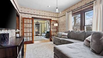 Una Smart TV, una chimenea, una oficina