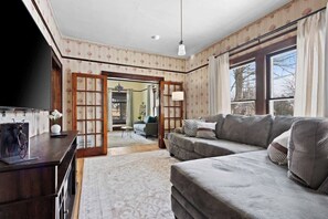 Smart-tv, eldstad och kontor