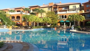 Utendørsbasseng og et oppvarmet basseng