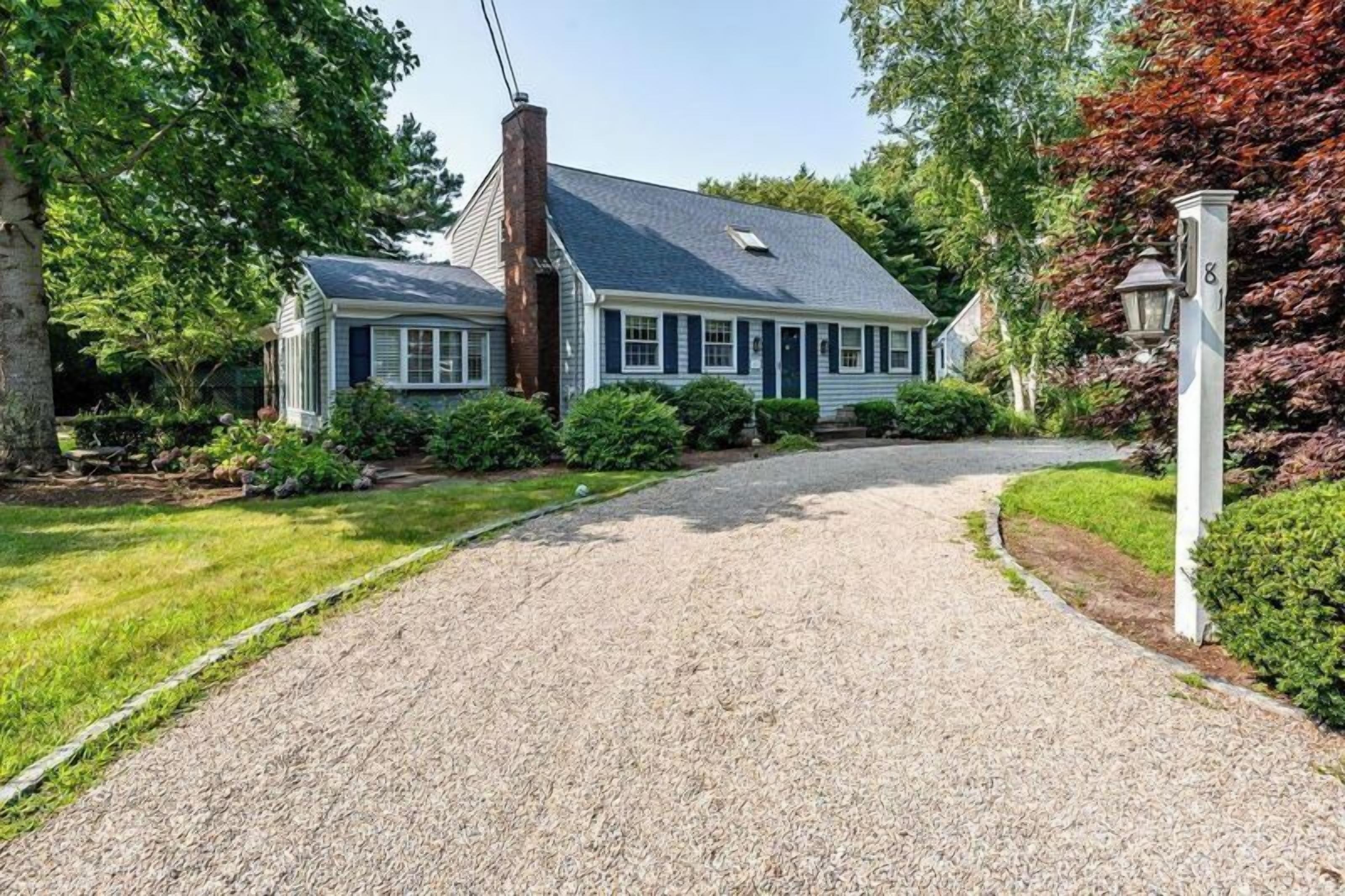 Cotuit 5 bedroom, 3 bath home, pet friendly, great location!  Will sleep up to 10+, Beach pass included