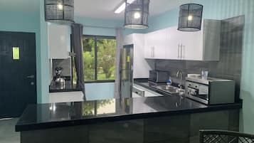 Jääkaappi, mikroaaltouuni, uuni, liesi