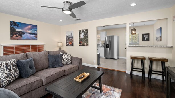 A modern living room with a sofa, coffee table, and artwork on the walls. - Cozy 2B/1Bth w Great Access to Airport (Fresno)