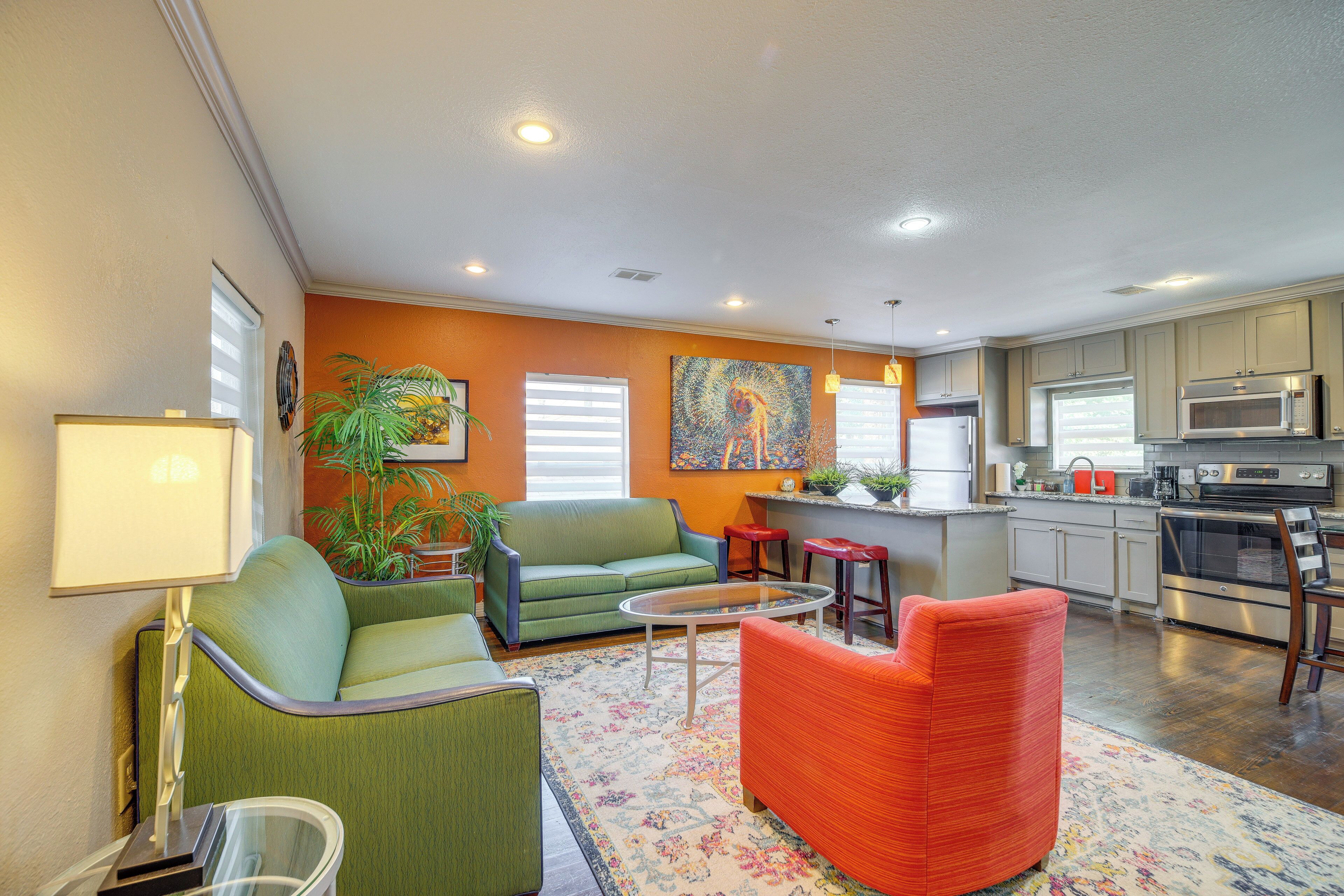 Stylish Houston Condo w/ Bright Outdoor Area!