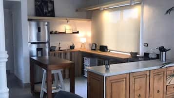 Refrigerador, horno, placa de cocina, cafetera/tetera