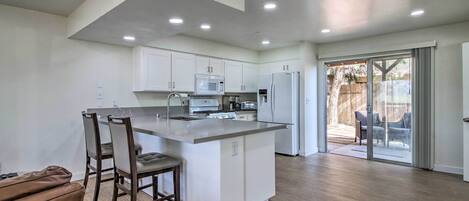 Kühlschrank, Mikrowelle, Herdplatte, Geschirrspüler