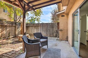 Terrace/patio - Comfy Bakersfield Townhome - Fire Pit & Patio (Bakersfield)