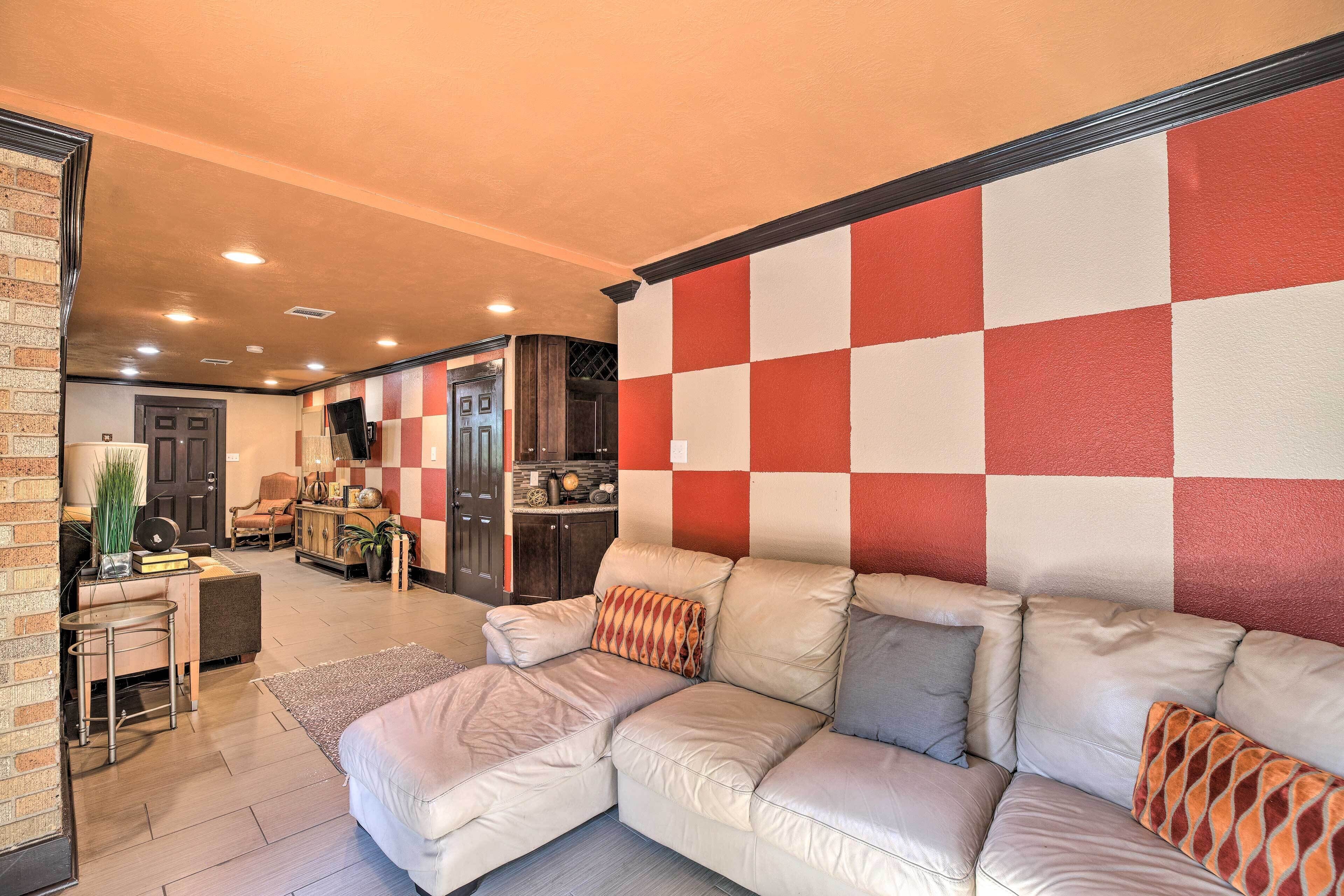 Eclectic Houston Home w/ Hot Tub < 4 Mi to Dtwn!
