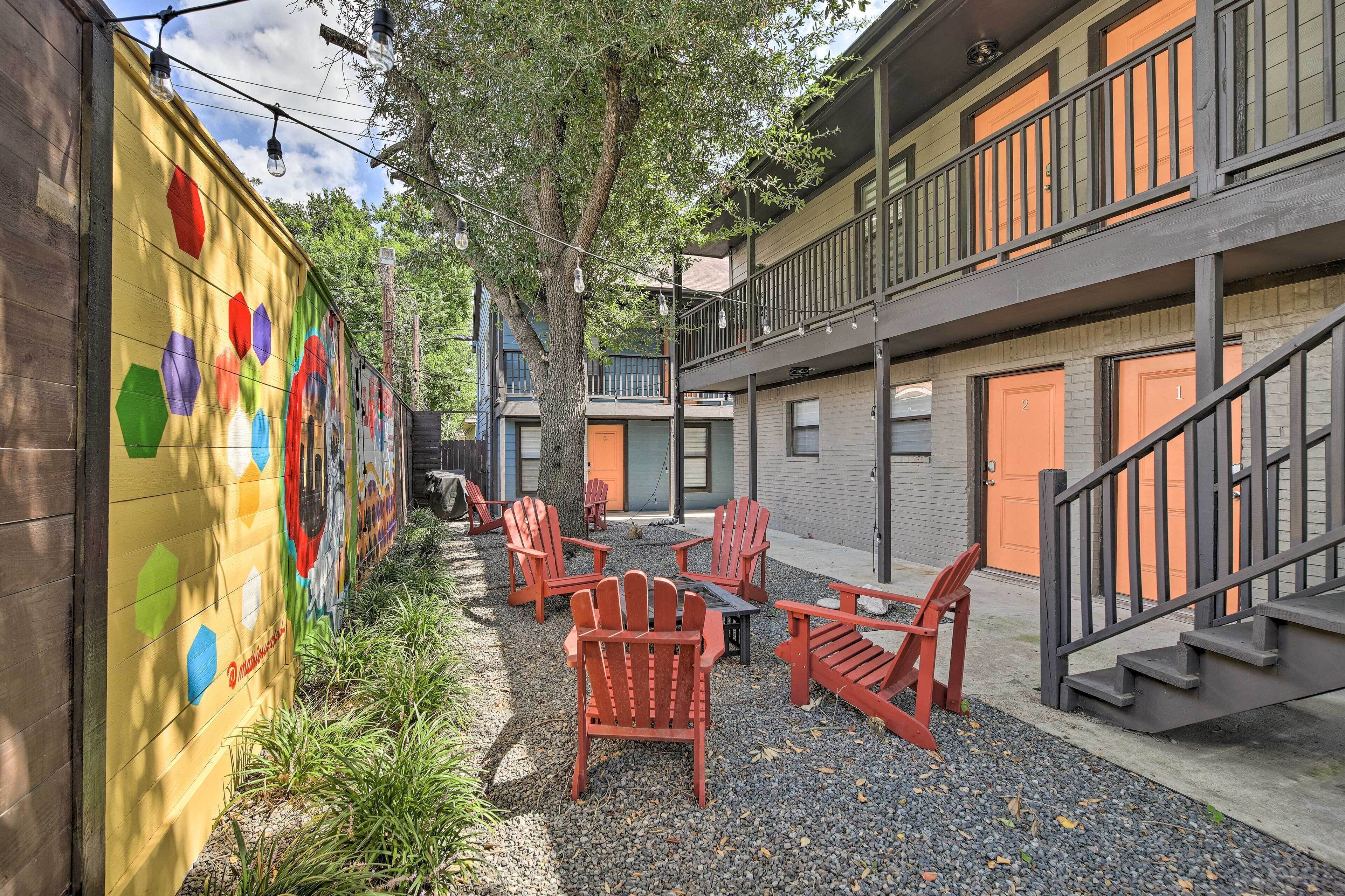 Cheerful Houston Condo ~ 3 Mi to Downtown!