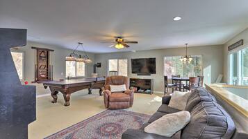 TV, fireplace, ping pong, books