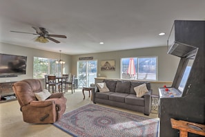 TV, fireplace, ping pong, books - Lake Loon 'Hillside' Cottage w/ Private Deck! (Loon Lake)
