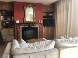Smart TV, chimenea, reproductor de DVD, libros