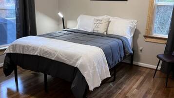 4 bedrooms, desk, WiFi, bed sheets