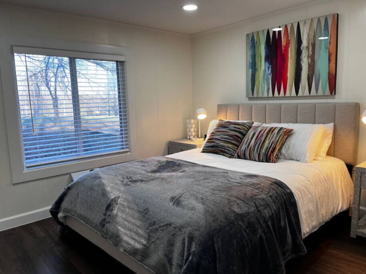 2 bedrooms, desk, WiFi, bed sheets