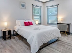 6 habitaciones, escritorio y tabla de planchar con plancha 