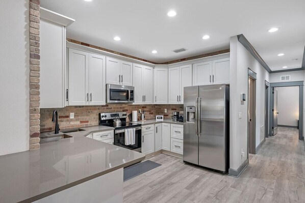 Refrigerador, microondas, horno y parrilla de estufa 