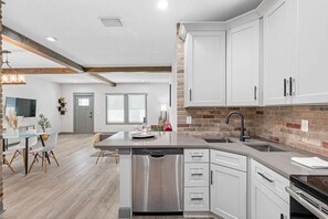 Fridge, microwave, oven, stovetop - Sleeps 20! Luxury 6 BDRM Duplex YBOR | USF | HYDE (Tampa)