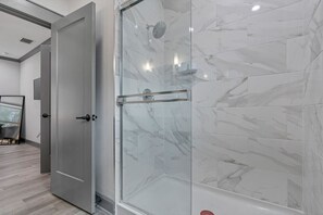 Combined shower/bathtub, hair dryer, towels - Sleeps 20! Luxury 6 BDRM Duplex YBOR | USF | HYDE (Tampa)
