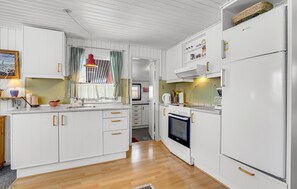 Fridge, stovetop, coffee/tea maker - Awesome home in Ulfborg with kitchen (Ulfborg)