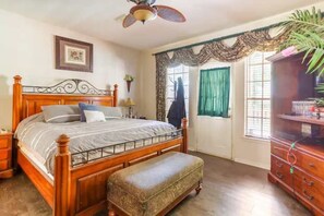 5 bedrooms, desk, iron/ironing board, travel cot