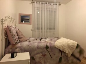 3 bedrooms, desk, iron/ironing board, free WiFi