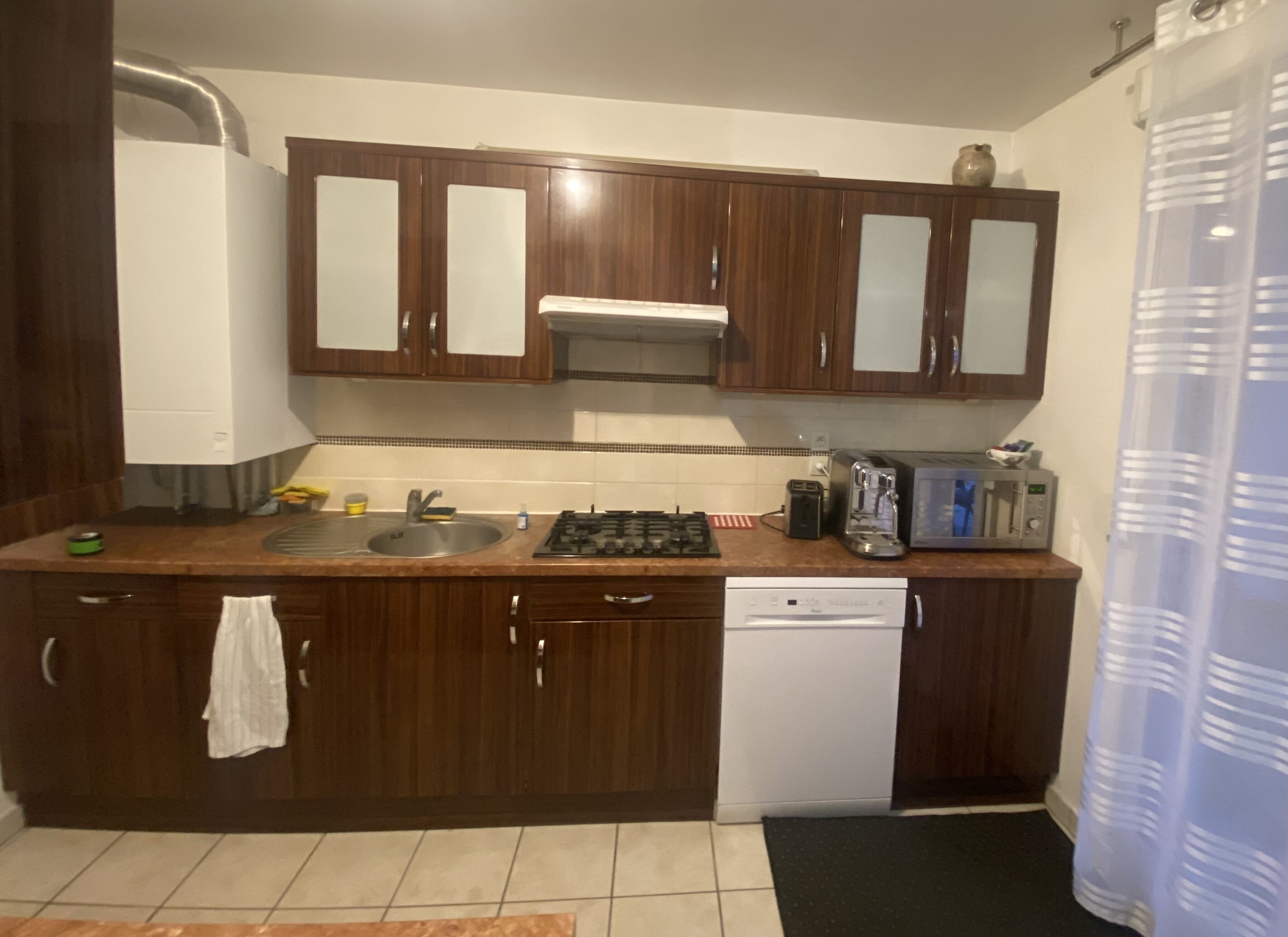 Jääkaappi, mikroaaltouuni, uuni, liesi