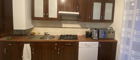 Réfrigérateur, micro-ondes, four, plaque de cuisson