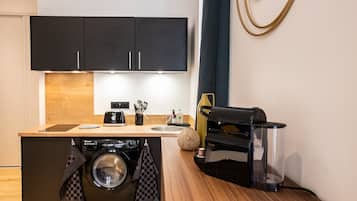 Réfrigérateur, micro-ondes, cafetière/bouilloire, tables à manger