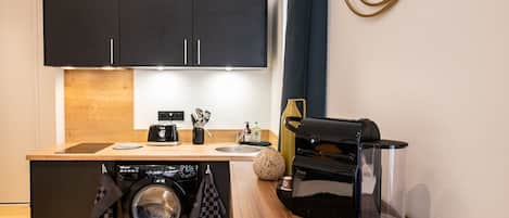 Kühlschrank, Mikrowelle, Wasserkocher mit Kaffee-/Teezubehör, Esstisch