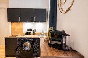 Køleskab, mikrobølgeovn, kaffe-/temaskine, spisebord