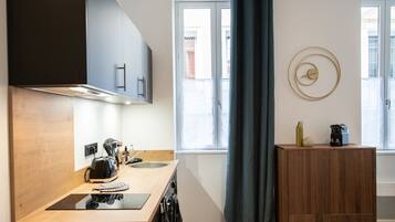 Réfrigérateur, micro-ondes, cafetière/bouilloire, tables à manger