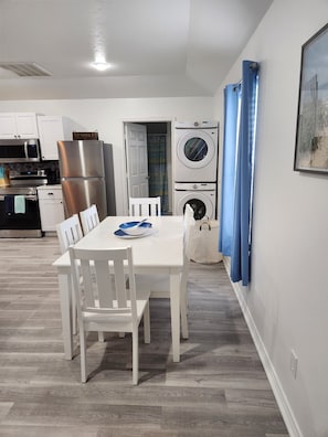 Dining - Family Vacation Getaway
3 Bedroom 2 Bathroom Sleeps 8 only (Surfside Beach)