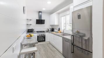 Frigorífico, microondas, horno y placa de cocina