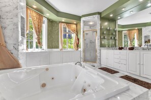 Room - Young Mansion (Hollywood)