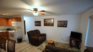 智能電視、DVD 播放機、書籍、影像庫