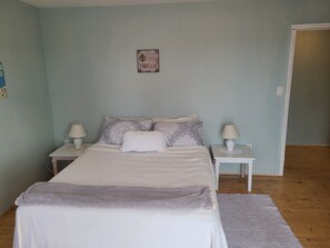 3 bedrooms, desk, iron/ironing board, free WiFi - Sunset Bay ..new build in 2021 (Montague)