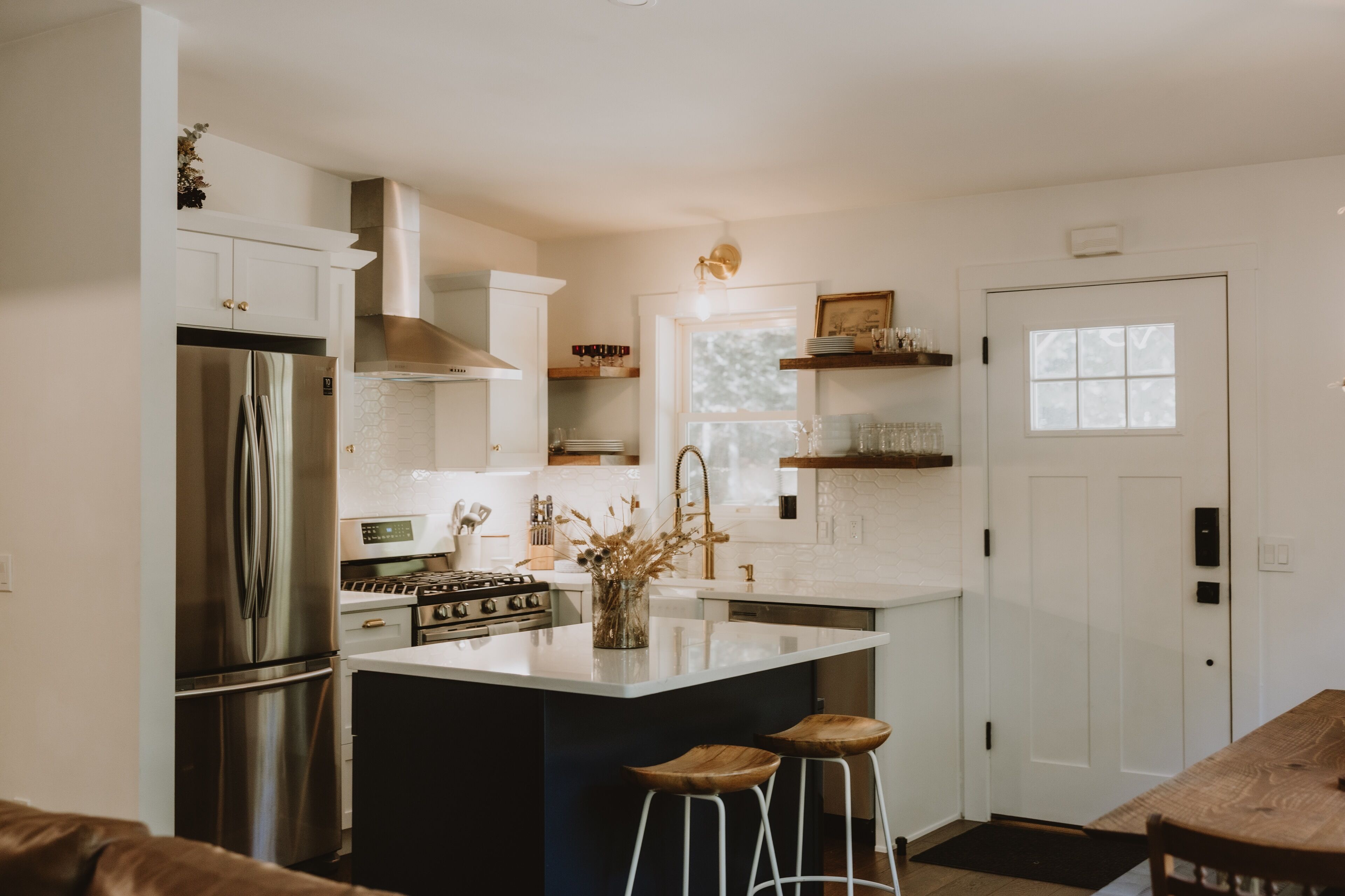 Jääkaappi, mikroaaltouuni, uuni, liesi